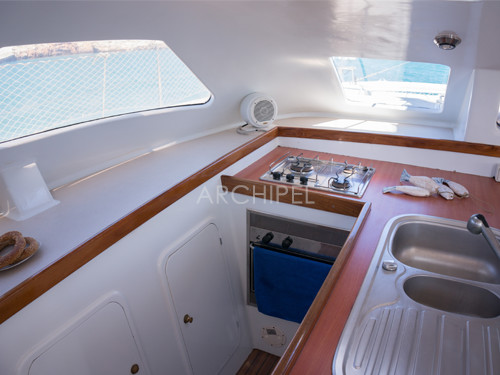 In this well appointed U shaped galley you will find all necessary to prepare a nice meal: dishes, utensils, kitchen towels, fridge, gas oven and hobs. In this well appointed U shaped galley you will find all necessary to prepare a nice meal: dishes, utensils, kitchen towels, fridge, gas oven and hobs.
