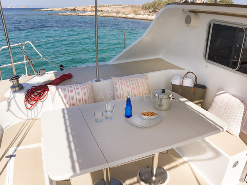 With its extendable table, meals for 6 or 7 people are easily organized. Just a few movements are necessary to deploy the table. With its extendable table, meals for 6 or 7 people are easily organized. Just a few movements are necessary to deploy the table.