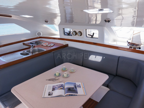 The panoramic galley and lounge allow access to the cabins and bathrooms. The panoramic galley and lounge allow access to the cabins and bathrooms.